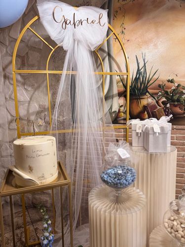 Allestimento Prima Comunione Bimbo Azzurro e Oro – Sweet Table Elegante con Arco, Confettata e Decorazioni Floreali