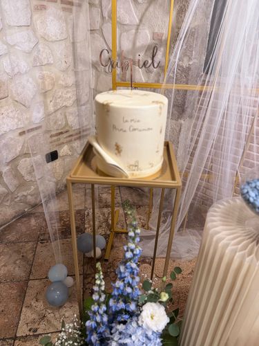 Allestimento Prima Comunione Bimbo Azzurro e Oro – Sweet Table Elegante con Arco, Confettata e Decorazioni Floreali