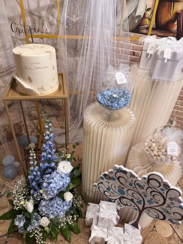 Allestimento Prima Comunione Bimbo Azzurro e Oro – Sweet Table Elegante con Arco, Confettata e Decorazioni Floreali