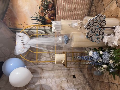 Allestimento Prima Comunione Bimbo Azzurro e Oro – Sweet Table Elegante con Arco, Confettata e Decorazioni Floreali