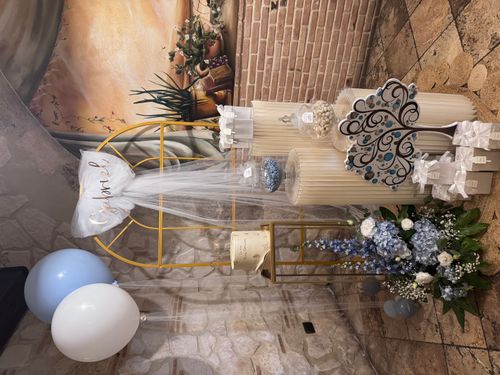 Allestimento Prima Comunione Bimbo Azzurro e Oro – Sweet Table Elegante con Arco, Confettata e Decorazioni Floreali