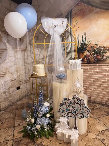Allestimento Prima Comunione Bimbo Azzurro e Oro – Sweet Table Elegante con Arco, Confettata e Decorazioni Floreali