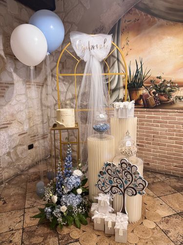 Allestimento Prima Comunione Bimbo Azzurro e Oro – Sweet Table Elegante con Arco, Confettata e Decorazioni Floreali