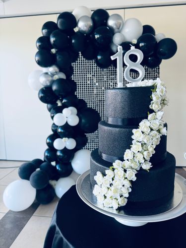 Allestimento elegante per 18 anni in stile black & white luxury parete shimmer nera