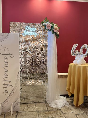 Allestimento elegante per 40 anni in stile luxury gold & white