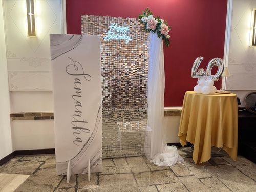 Allestimento elegante per 40 anni in stile luxury gold & white
