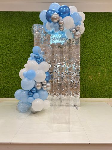 Allestimento 18 Anni Azzurro e Argento – Shimmer Wall con Balloon Organici e Neon Elegante a Isernia Campobasso