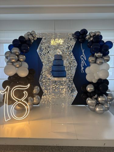 Allestimento 18 Anni Elegante Blu, Nero e Argento – Backdrop Specchiato con Neon e Balloon Organici a Isernia