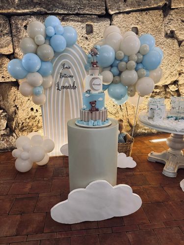 Allestimento Battesimo Elegante con Balloon Arch Pastello e Torta Tema Orsetto