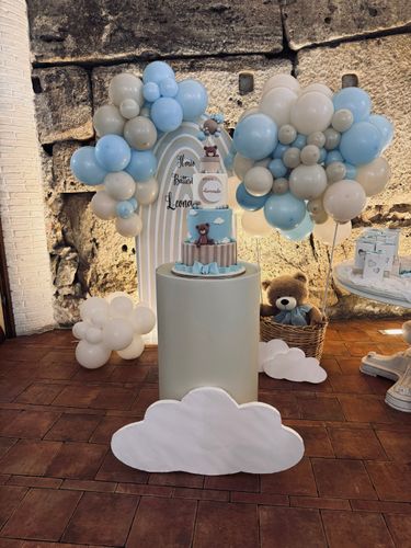 Allestimento Battesimo Elegante con Balloon Arch Pastello e Torta Tema Orsetto
