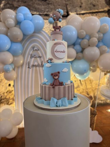 Allestimento Battesimo Elegante con Balloon Arch Pastello e Torta Tema Orsetto