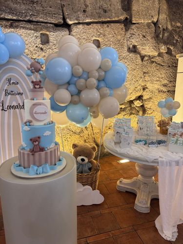Allestimento Battesimo Elegante con Balloon Arch Pastello e Torta Tema Orsetto