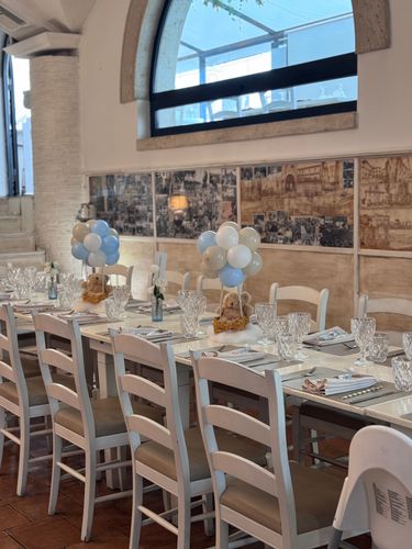 Allestimento Battesimo Elegante con Balloon Arch Pastello e Torta Tema Orsetto