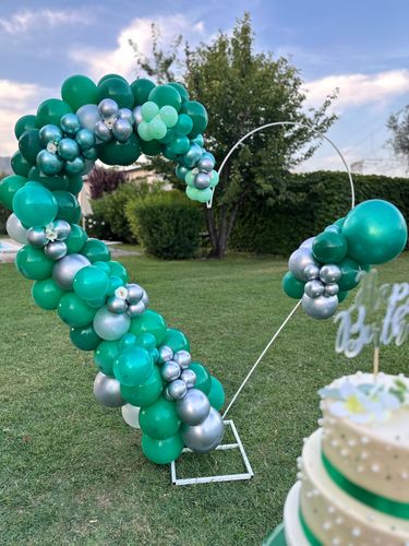 Allestimento 18 Anni Verde Smeraldo – Balloon Arch Elegante con Numero e Cake Table Outdoor