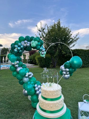Allestimento 18 Anni Verde Smeraldo – Balloon Arch Elegante con Numero e Cake Table Outdoor