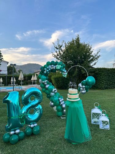 Allestimento 18 Anni Verde Smeraldo – Balloon Arch Elegante con Numero e Cake Table Outdoor