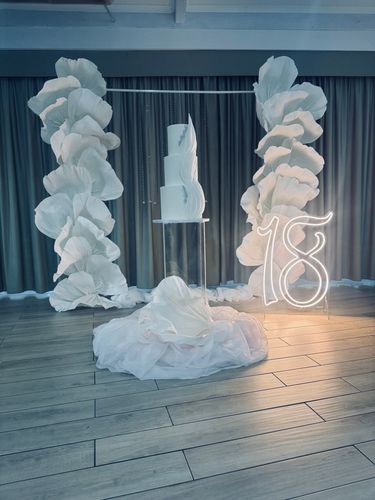 18 anni Allestimento 18 Anni Elegante Total White con Fiori Giganti, Tavolo Imperiale Rosa Cipria e Numero LED