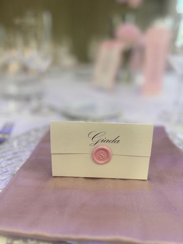 18 anni Allestimento 18 Anni Elegante Total White con Fiori Giganti, Tavolo Imperiale Rosa Cipria e Numero LED