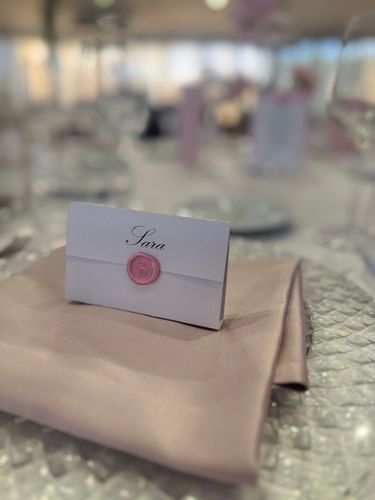 18 anni Allestimento 18 Anni Elegante Total White con Fiori Giganti, Tavolo Imperiale Rosa Cipria e Numero LED