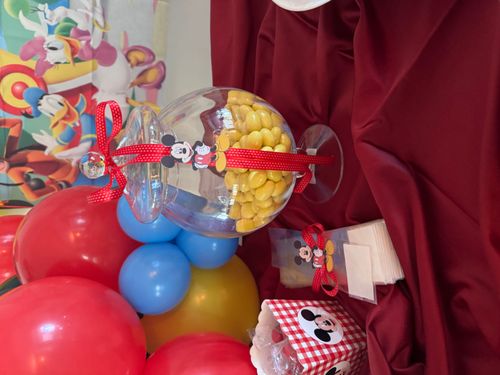 Allestimento Primo Compleanno Tema Topolino – Sweet Table Mickey Mouse con Balloon Art Colorata e Numero 1 Gigante