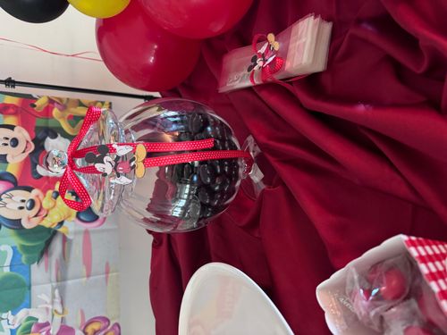Allestimento Primo Compleanno Tema Topolino – Sweet Table Mickey Mouse con Balloon Art Colorata e Numero 1 Gigante