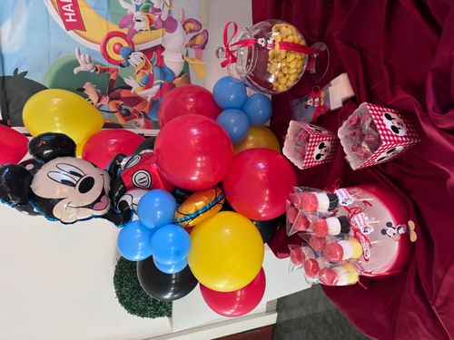 Allestimento Primo Compleanno Tema Topolino – Sweet Table Mickey Mouse con Balloon Art Colorata e Numero 1 Gigante