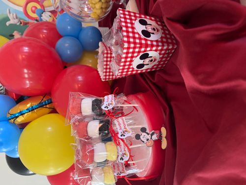Allestimento Primo Compleanno Tema Topolino – Sweet Table Mickey Mouse con Balloon Art Colorata e Numero 1 Gigante
