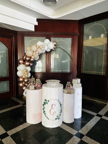 Allestimento Battesimo Elegante Beige e Oro – Balloon Arch Organico con Pedestal Personalizzati