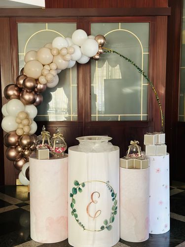 Allestimento Battesimo Elegante Beige e Oro – Balloon Arch Organico con Pedestal Personalizzati