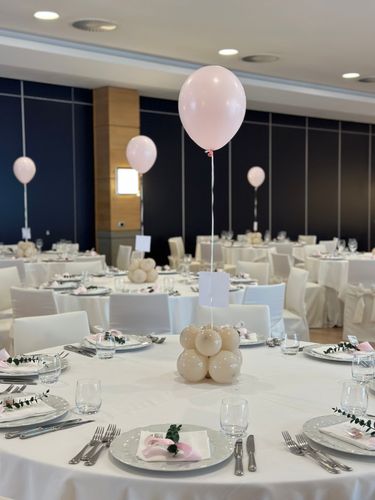 Allestimento Elegante Rosa Cipria e Oro – Balloon Arch Organico con Struttura Circolare e Gift Table