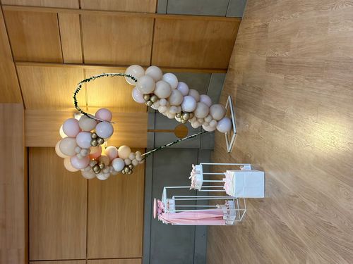 Allestimento Elegante Rosa Cipria e Oro – Balloon Arch Organico con Struttura Circolare e Gift Table