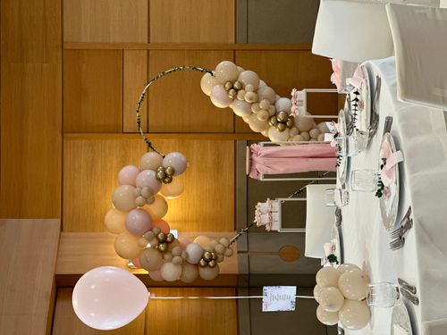 Allestimento Elegante Rosa Cipria e Oro – Balloon Arch Organico con Struttura Circolare e Gift Table