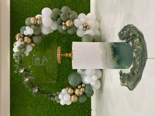 Allestimento 18 Anni Elegante Verde Salvia e Oro Rosé – Balloon Arch Organico con Backdrop Green Wall