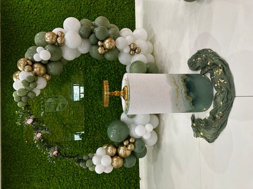 Allestimento 18 Anni Elegante Verde Salvia e Oro Rosé – Balloon Arch Organico con Backdrop Green Wall