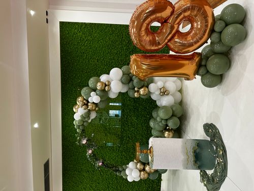 Allestimento 18 Anni Elegante Verde Salvia e Oro Rosé – Balloon Arch Organico con Backdrop Green Wall