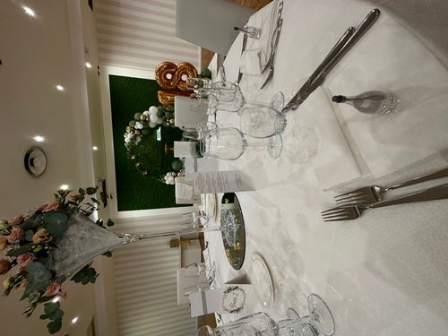 Allestimento 18 Anni Elegante Verde Salvia e Oro Rosé – Balloon Arch Organico con Backdrop Green Wall