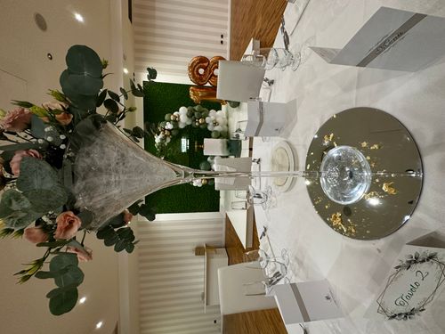 Allestimento 18 Anni Elegante Verde Salvia e Oro Rosé – Balloon Arch Organico con Backdrop Green Wall