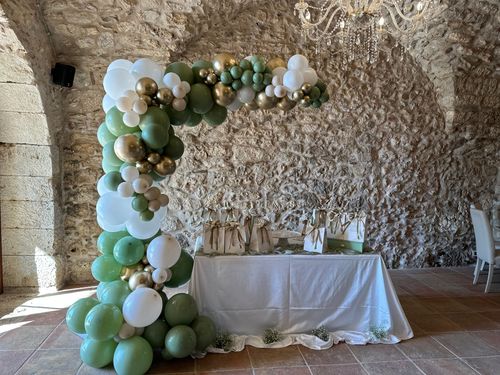 Allestimento Battesimo Verde Salvia e Oro – Balloon Arch Elegante con Confettata Minimal