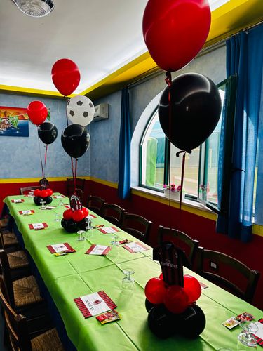Allestimento Compleanno Calcio Tema Milan – Balloon Set Rosso e Nero con Numero Personalizzato