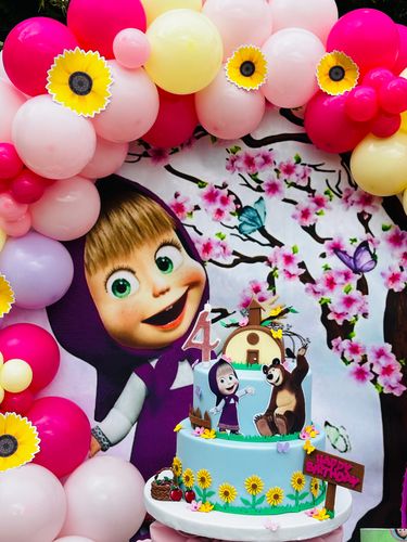 Allestimento Compleanno Masha e Orso – Balloon Arch Colorato con Backdrop Personalizzato