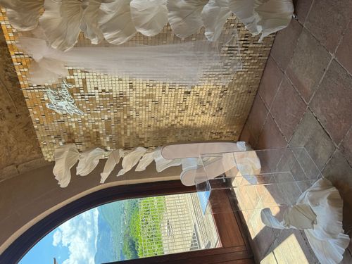 40 Anni Eleganti: Allestimento Oro e Bianco con Shimmer Wall, Fiori Giganti e Tableau Personalizzato