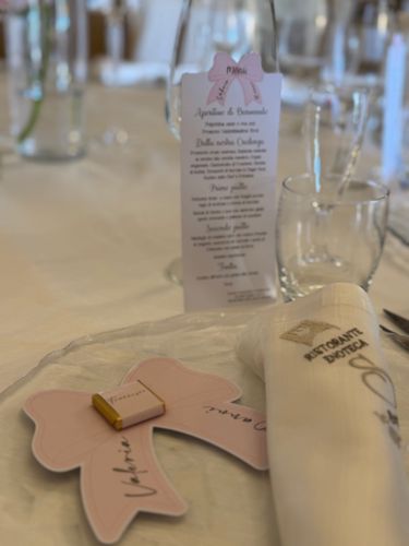 40 Anni Eleganti: Allestimento Oro e Bianco con Shimmer Wall, Fiori Giganti e Tableau Personalizzato