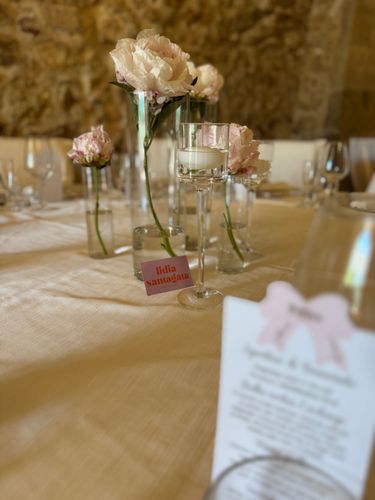 40 Anni Eleganti: Allestimento Oro e Bianco con Shimmer Wall, Fiori Giganti e Tableau Personalizzato