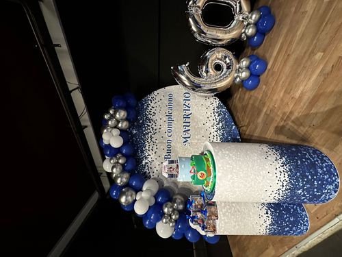 Allestimento 60 Anni Elegante Blu e Argento – Balloon Arch con Backdrop Personalizzato e Sweet Table