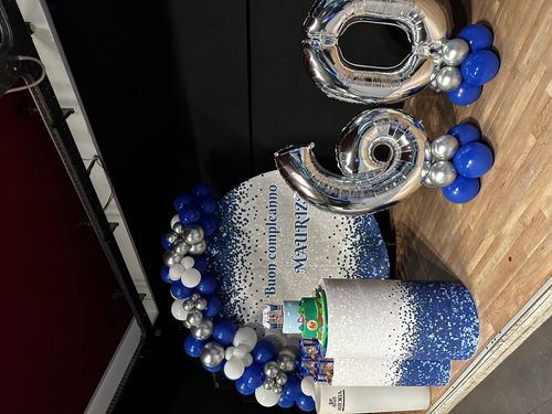 Allestimento 60 Anni Elegante Blu e Argento – Balloon Arch con Backdrop Personalizzato e Sweet Table