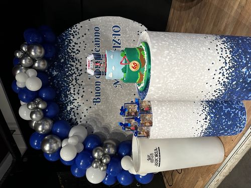 Allestimento 60 Anni Elegante Blu e Argento – Balloon Arch con Backdrop Personalizzato e Sweet Table