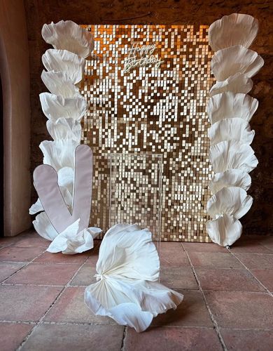 40 Anni Eleganti: Allestimento Oro e Bianco con Shimmer Wall, Fiori Giganti e Tableau Personalizzato