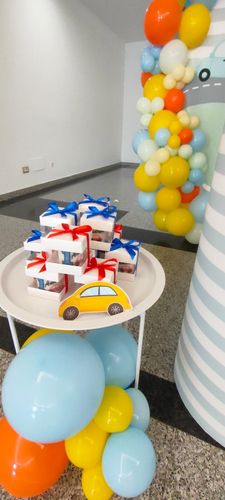 Allestimento Primo Compleanno Tema Macchinine – Balloon Arch Colorato con Backdrop Personalizzato e Numero 1 Decorato