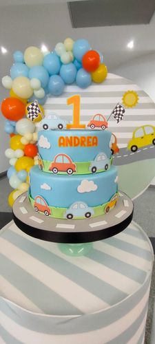 Allestimento Primo Compleanno Tema Macchinine – Balloon Arch Colorato con Backdrop Personalizzato e Numero 1 Decorato