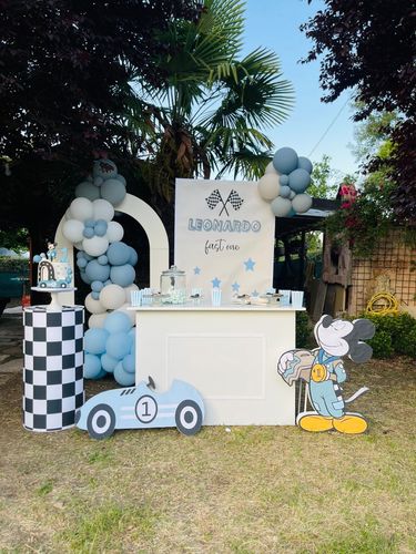 Allestimento Primo Compleanno Tema Mickey Mouse Racing – Sweet Table Fast One con Balloon Arch Celeste e Bianco